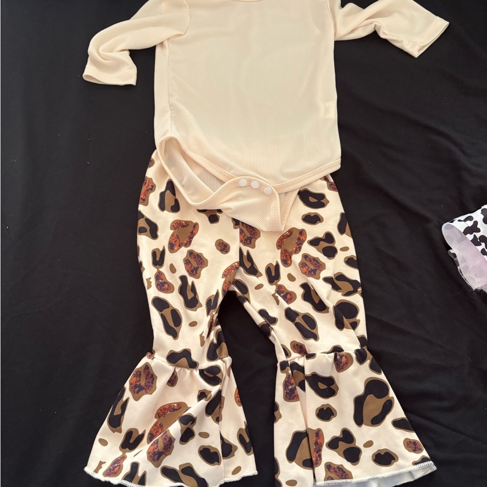 SHEIN Beige and Leopard Print Kids Set
